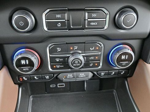 Used 2024 Chevrolet Suburban High Country w/ Advanced Technology Package image 28