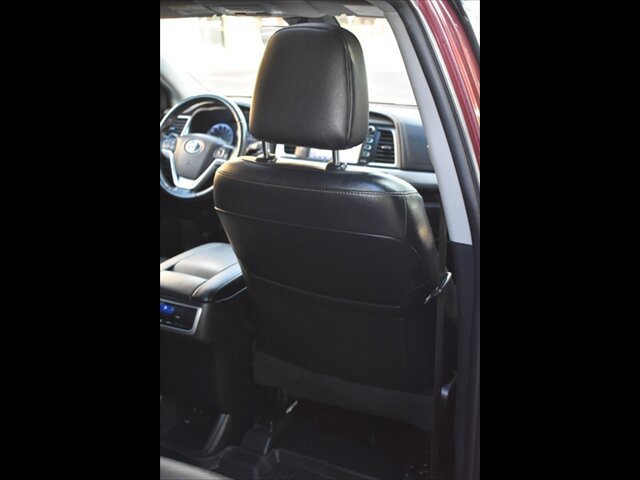 Used 2019 Toyota Highlander XLE FWD image 28