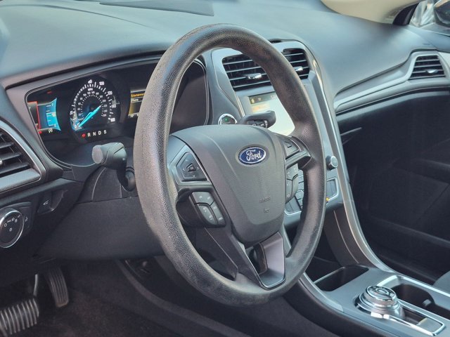 Used 2018 Ford Fusion SE w/ Fusion SE Technology Package FWD image 9