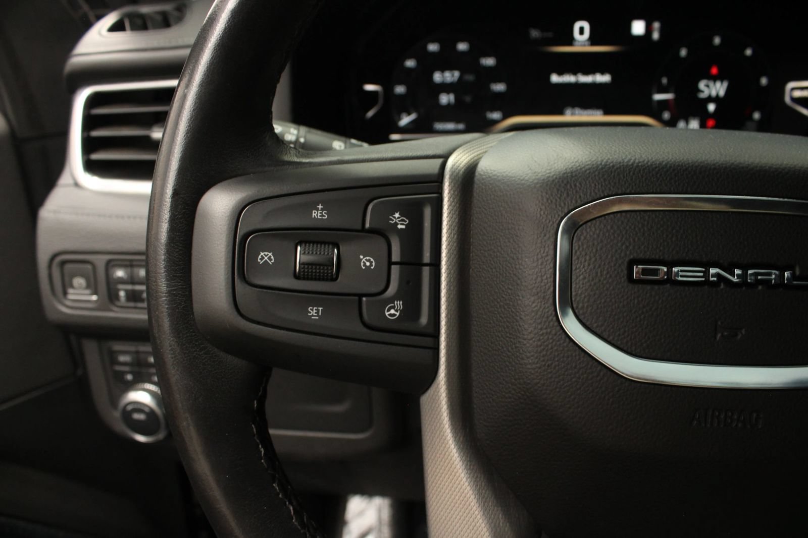 Used 2022 GMC Yukon Denali AWD/4WD image 32