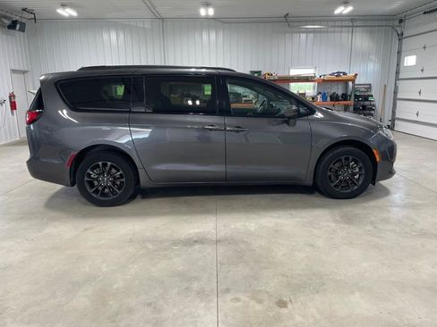 Used 2020 Chrysler Pacifica Touring-L AWD/4WD image 8