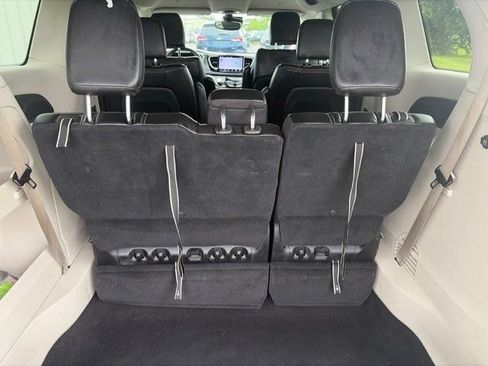 Used 2023 Chrysler Pacifica Touring-L FWD image 31