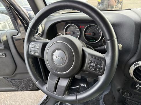 Used 2015 Jeep Wrangler Unlimited Sahara w/ Connectivity Group image 21