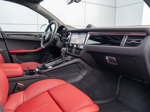 Used 2025 Porsche Macan image 26