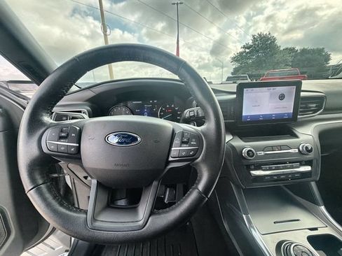 Used 2020 Ford Explorer XLT w/ Equipment Group 202A AWD/4WD image 11