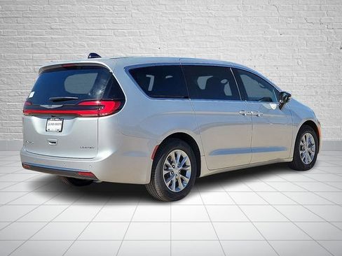 New 2026 Chrysler Pacifica Limited image 4