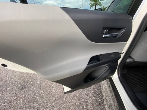 Used 2021 Toyota Venza LE image 18