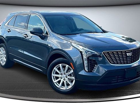 Used 2021 Cadillac XT4 Luxury w/ Cold Weather Package image 3