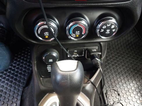 Used 2016 Jeep Renegade 75th Anniversary AWD/4WD image 19