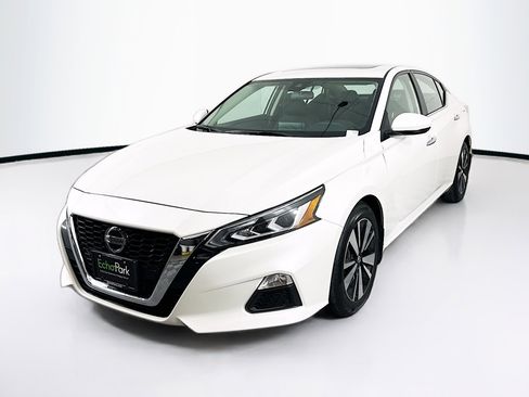 Used 2022 Nissan Altima 2.5 SV w/ SV Premium Package image 3