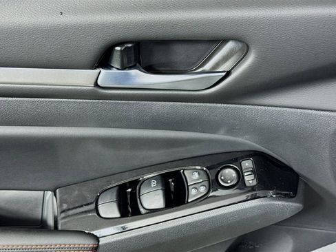 New 2025 Nissan Altima 2.5 SR image 18