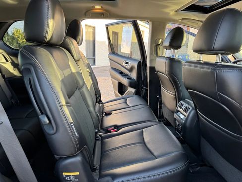 Used 2020 Nissan Pathfinder Platinum image 17