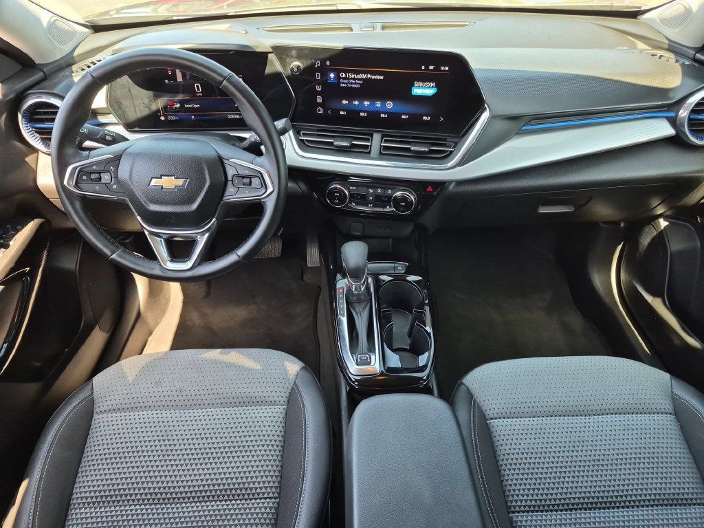 Used 2025 Chevrolet Trax LT w/ LT Convenience Package FWD image 22