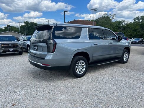 Used 2025 Chevrolet Suburban LT w/ Comfort Package AWD/4WD image 8