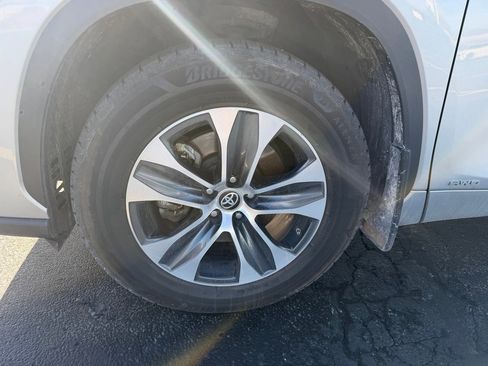 Certified 2023 Toyota Highlander XLE image 2