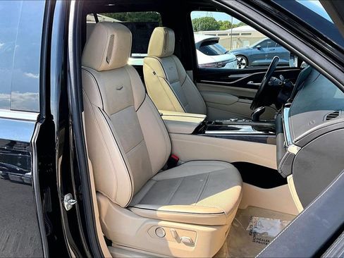 Used 2024 Cadillac Escalade Premium Luxury AWD/4WD image 32