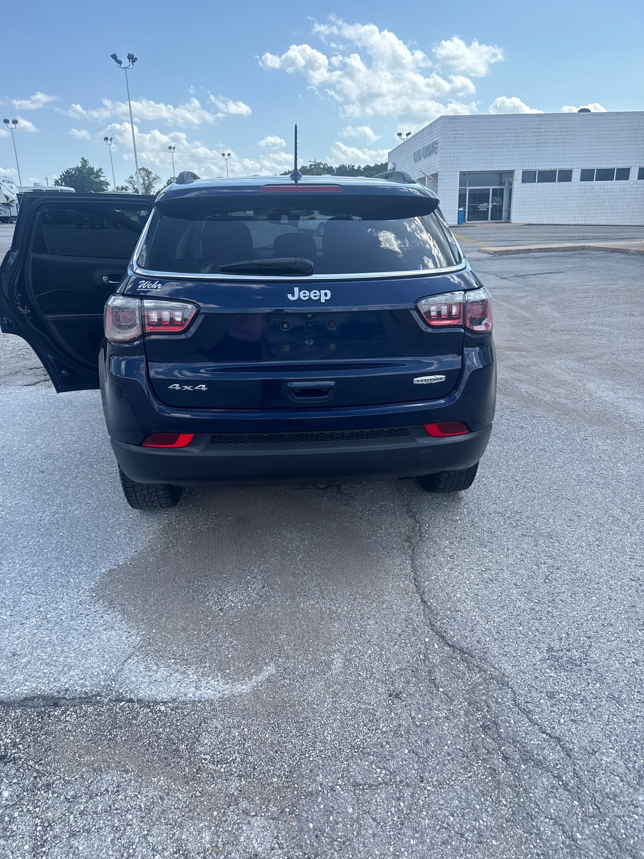 Used 2017 Jeep Compass Latitude w/ Cold Weather Group AWD/4WD image 3