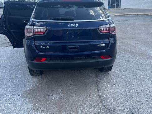 Used 2017 Jeep Compass Latitude w/ Cold Weather Group AWD/4WD image 3