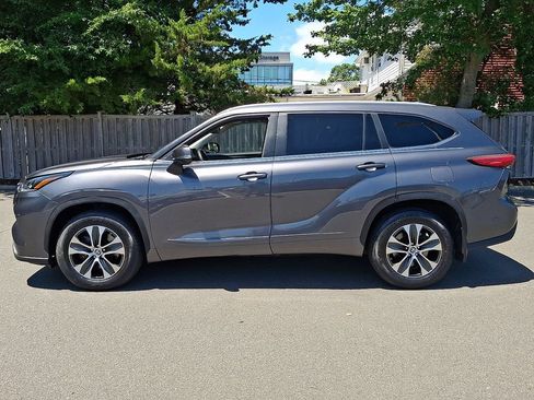 Used 2023 Toyota Highlander XLE AWD/4WD image 8