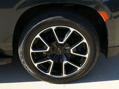 Used 2022 Chevrolet Suburban RST w/ Sport Performance Package image 9