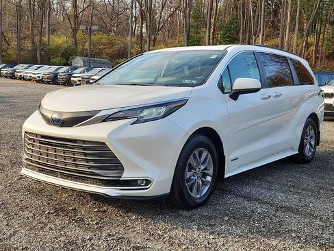 Used 2021 Toyota Sienna XLE image 3