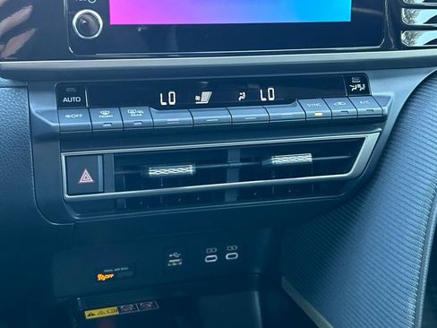 Used 2025 Toyota Camry SE w/ Convenience Package image 31