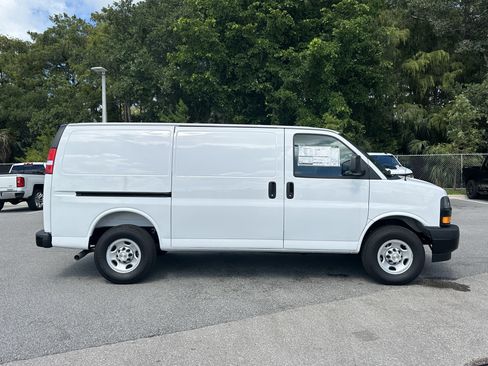 Used 2025 Chevrolet Express 2500 w/ Driver Convenience Package image 12
