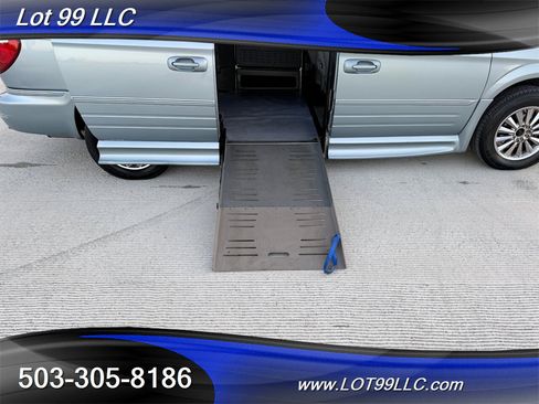 Used 2005 Chrysler Town & Country Touring w/ Luxury Group image 42