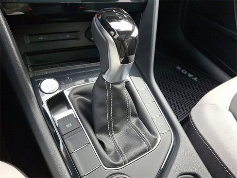 New 2026 Volkswagen Taos SE image 8