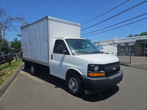 Used 2017 Chevrolet Express 3500 RWD image 3