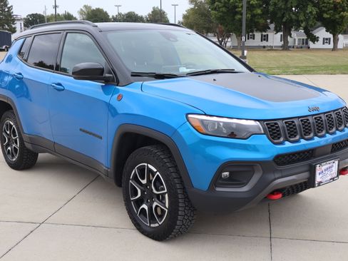 Used 2024 Jeep Compass Trailhawk w/ Trailhawk Elite Group image 4