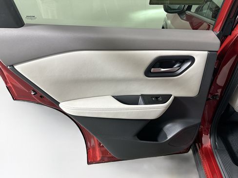 Used 2024 Nissan Rogue SV FWD image 25