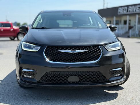 Used 2023 Chrysler Pacifica Touring-L FWD image 2