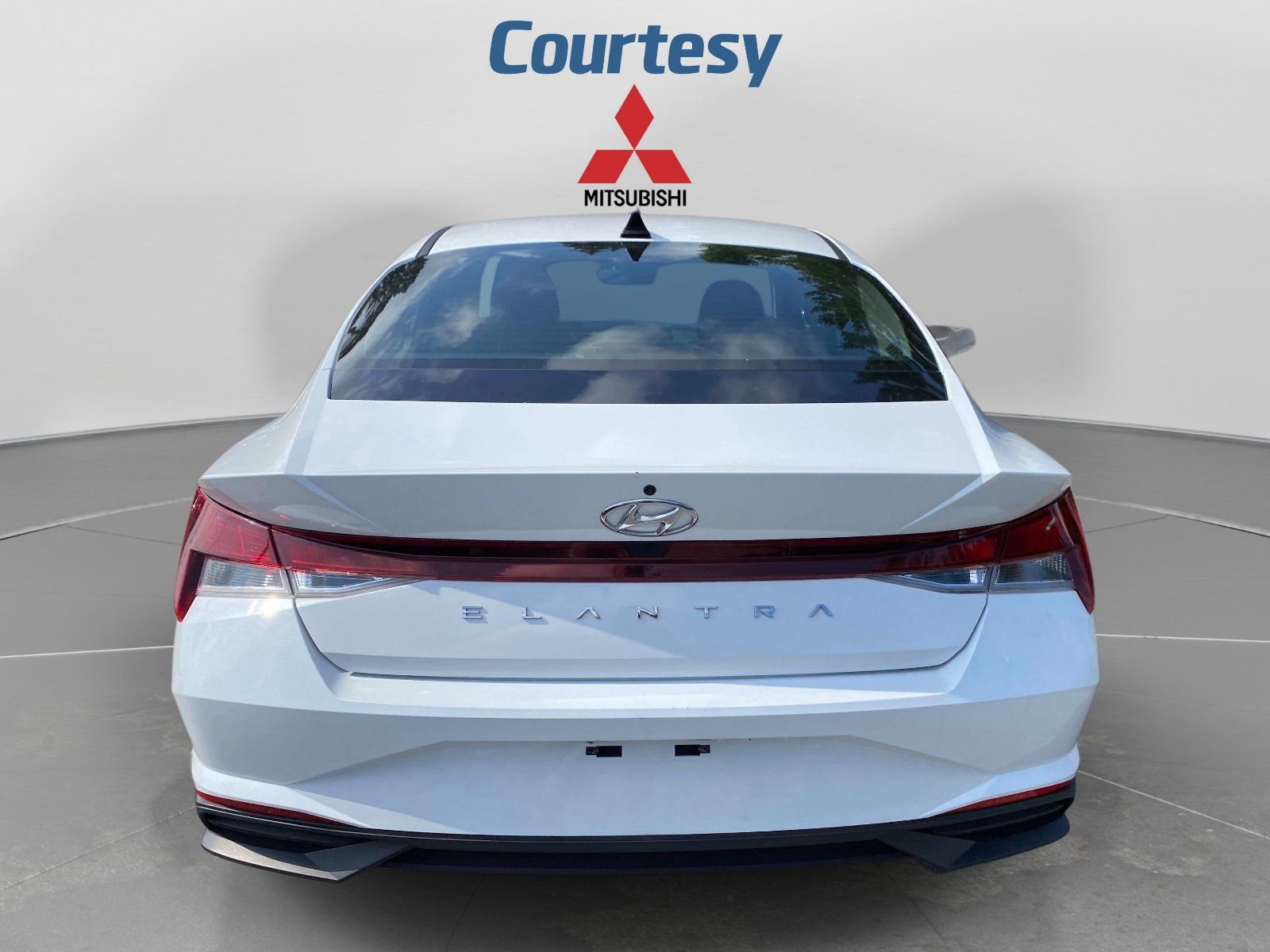 Used 2021 Hyundai Elantra SE FWD image 4
