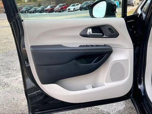 Used 2024 Chrysler Pacifica Touring-L image 23