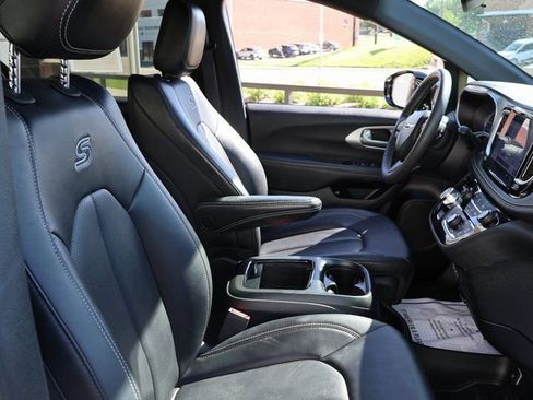 Used 2024 Chrysler Pacifica Limited FWD image 9