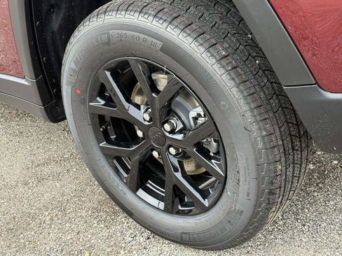 New 2025 Jeep Grand Cherokee Altitude image 9