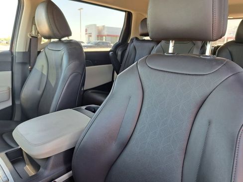 Used 2024 Kia Carnival LX image 19