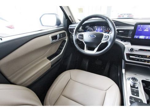 Used 2024 Ford Explorer XLT w/ Equipment Group 202A RWD image 7