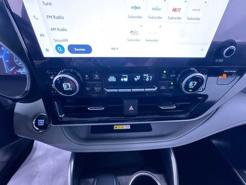 Used 2023 Toyota Highlander Platinum image 28