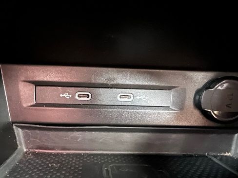 Used 2022 Volkswagen Tiguan SE image 64