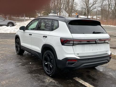 New 2026 Volkswagen Taos SE image 7