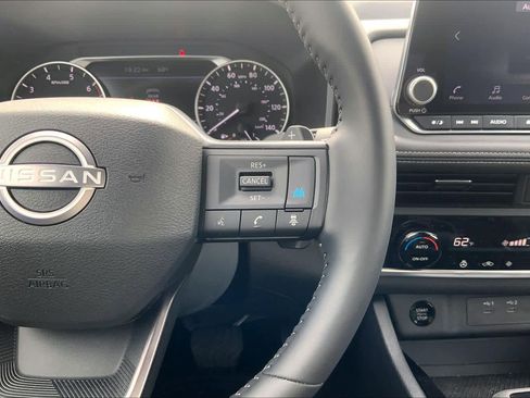 Used 2025 Nissan Rogue SV w/ SV Premium Package image 18