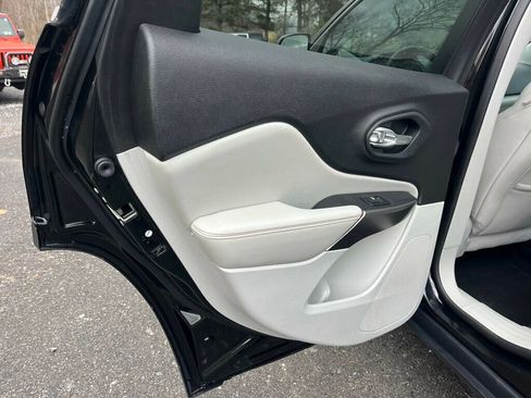 Used 2021 Jeep Cherokee Limited image 18