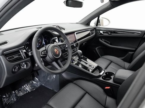New 2025 Porsche Macan image 4
