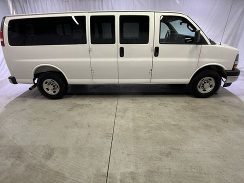 Used 2025 Chevrolet Express 3500 LT w/ LT Preferred Equipment Group RWD image 12