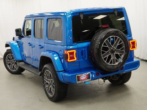 Used 2023 Jeep Wrangler Unlimited Sahara AWD/4WD image 12
