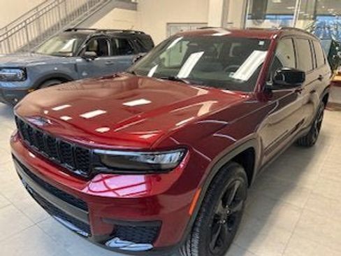 Used 2023 Jeep Grand Cherokee L Laredo image 2