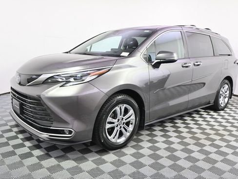 Used 2023 Toyota Sienna Platinum AWD/4WD image 2