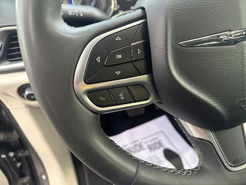 Used 2023 Chrysler Pacifica Touring-L FWD image 17
